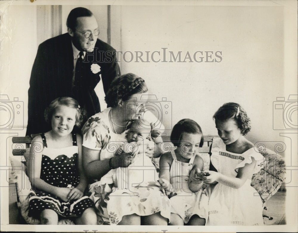 1947 Princess Juliana and Family NEtherlands and children-Historic Images