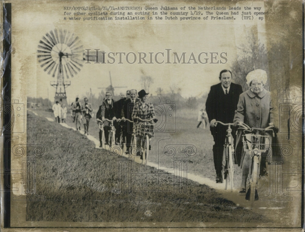 1974 Press Photo Queen Juliana Of The Netherlands Leads Bicyclists - RSJ14143 - Historic Images