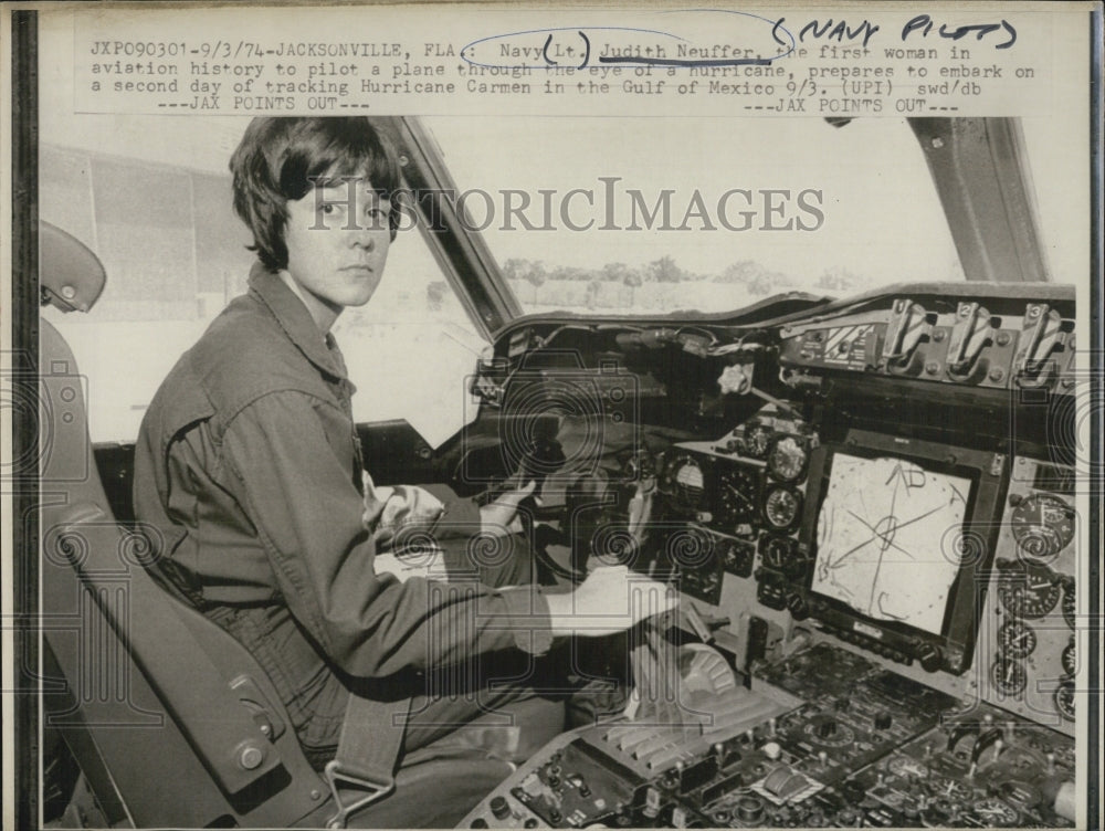 1974 Press Photo Navy Lt Judith Neuffer pilots plane in hurricane - RSJ14153 - Historic Images