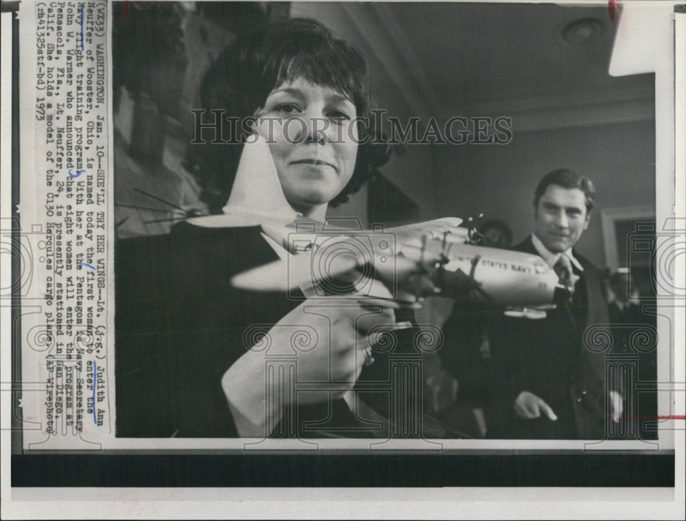 1973 Press Photo Lt jg Judith Ann Neuffer and a model plane - Historic Images