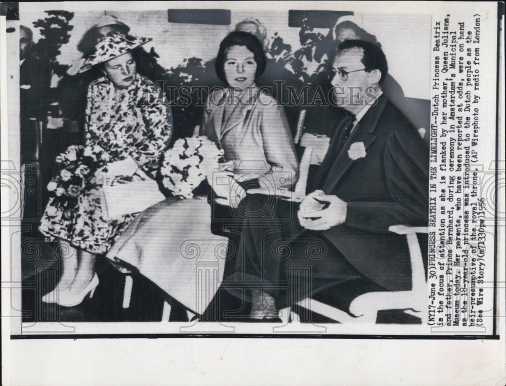 1956 Press Photo Queen Juliana Princess Beatrix Prince Bernhard Holland - Historic Images