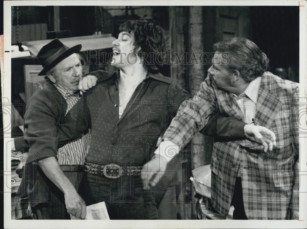 1974 Press Photo Jack Albertson, Freddie Prinze &amp; Danny Nunez in Chico &amp; the Man - Historic Images