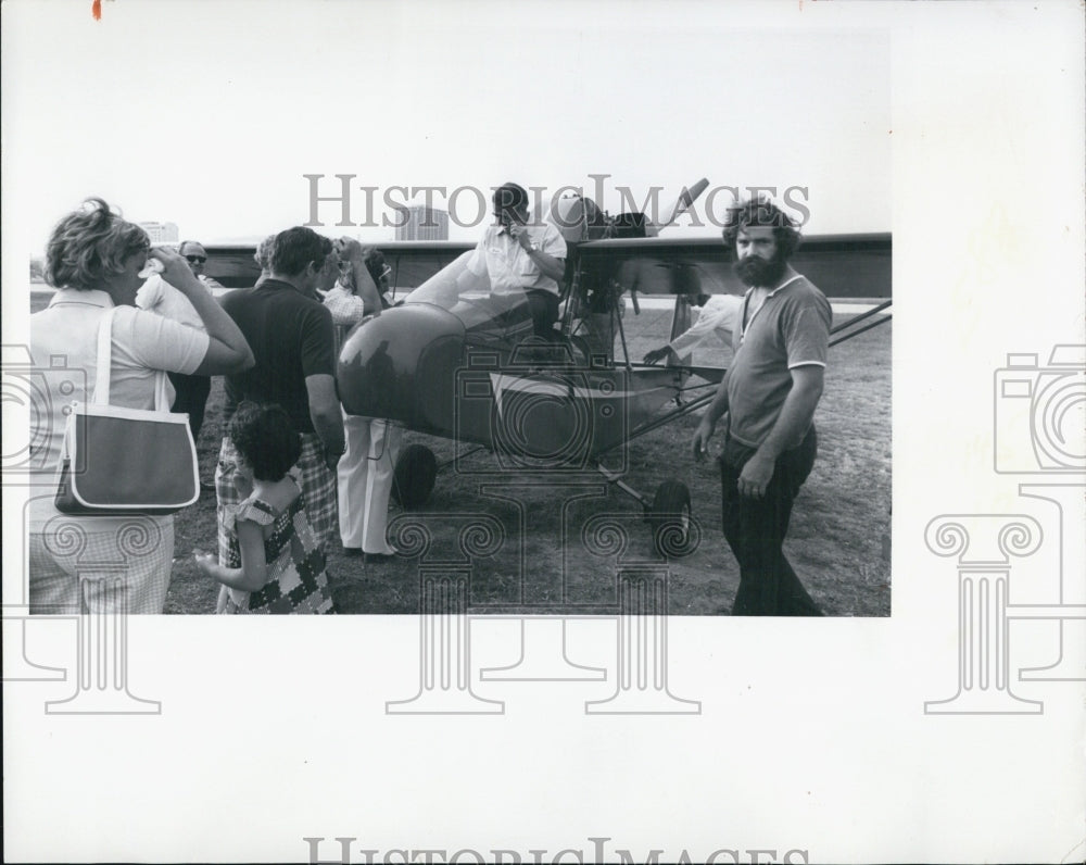 1974 Press Photo Fred Quinn Climbs Into Cockpit Plane He Built St. Petersburg - Historic Images