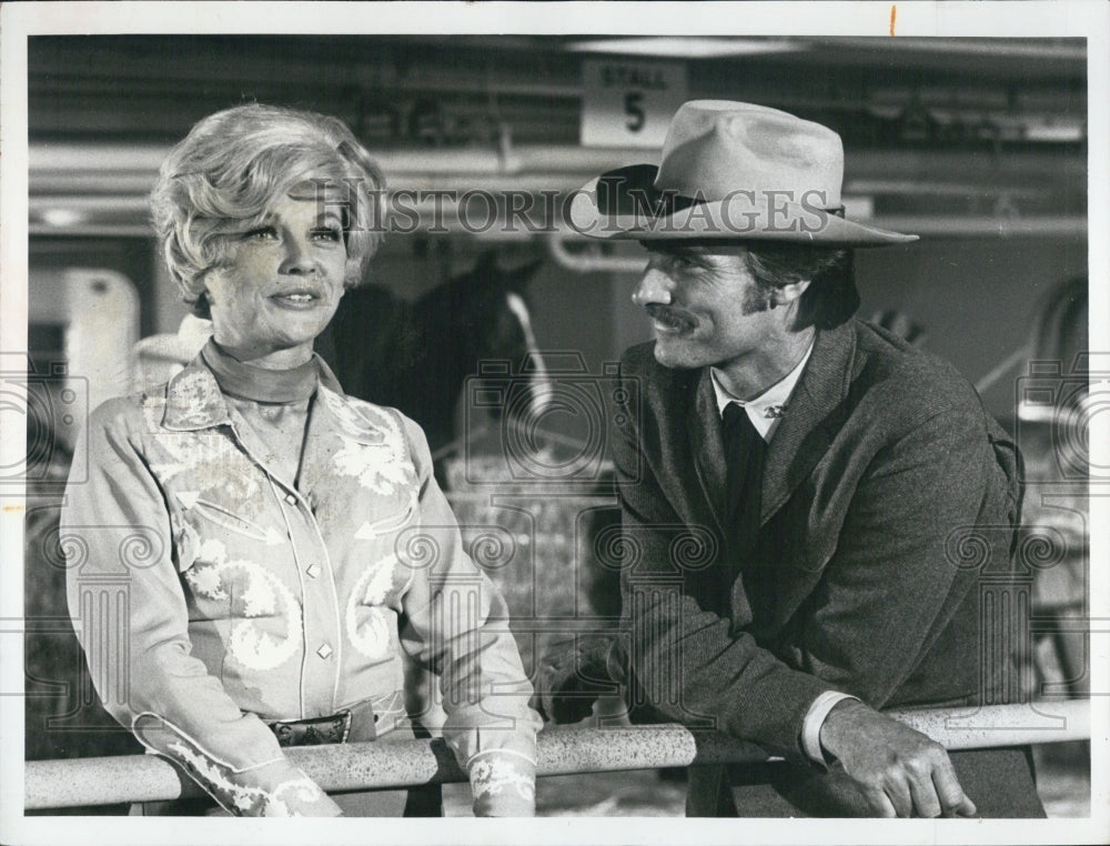 1970 Press Photo Joanna Moore &amp; Dennis Weaver in &quot;McCloud&quot; - RSJ14357 - Historic Images