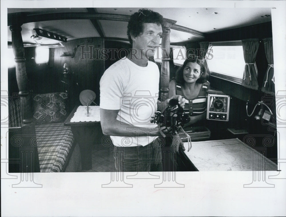 1980 Press Photo Jim and Molly Moore on their boat - RSJ14359 - Historic Images