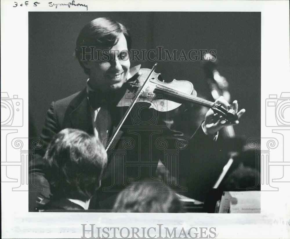 Press Photo A violinist puts on a performance - RSJ14361 - Historic Images