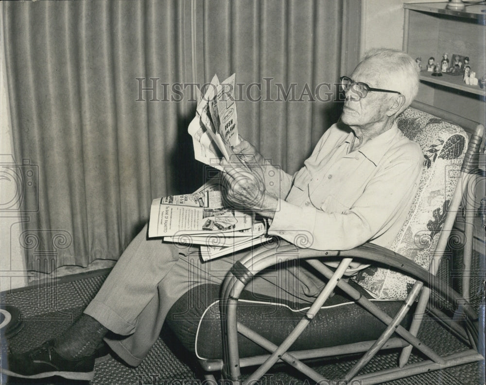 1956 Press Photo Willis Pratt Retired Newspaper Editor Oneco Florida - RSJ14433 - Historic Images