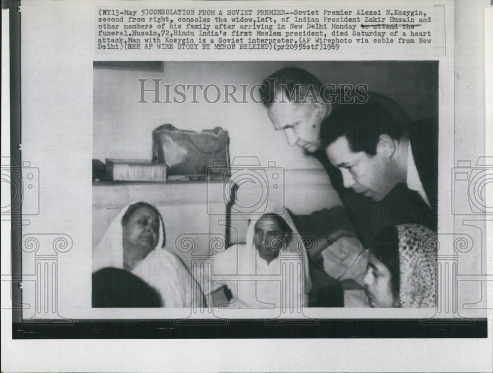 1969 Press Photo Soviet Premier Alexi Kosygin Consoles Widow Indian President - Historic Images