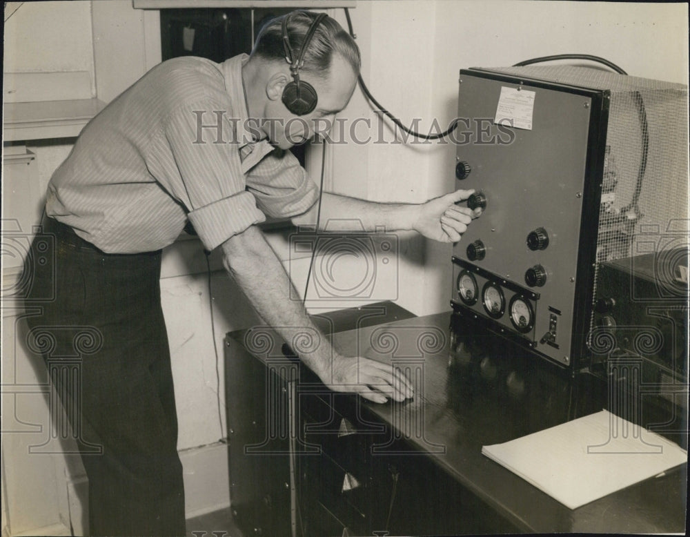 1940 Press Photo A radio operator and his equipment - Historic Images