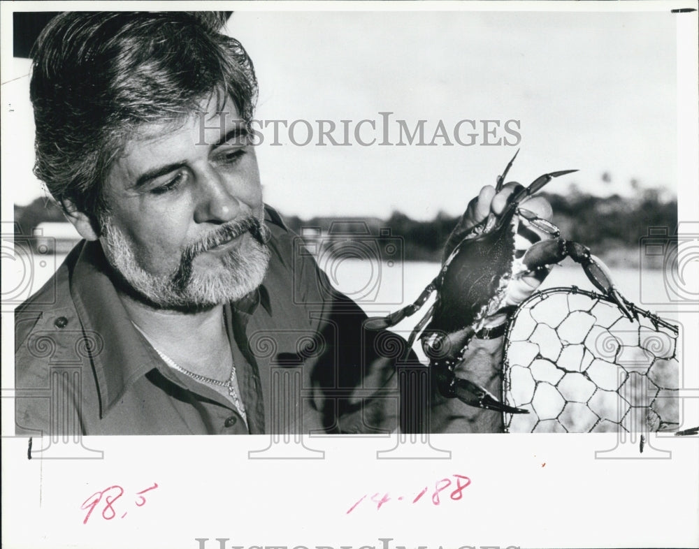 1985 Press Photo Crab farmer Cal Peck and a crab - RSJ14483 - Historic Images