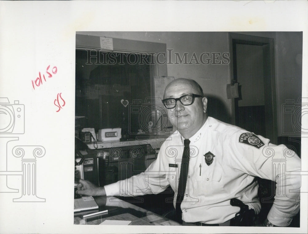 1969 Press Photo Reverend William McCart Police Dispatcher-Jailer New Port - Historic Images