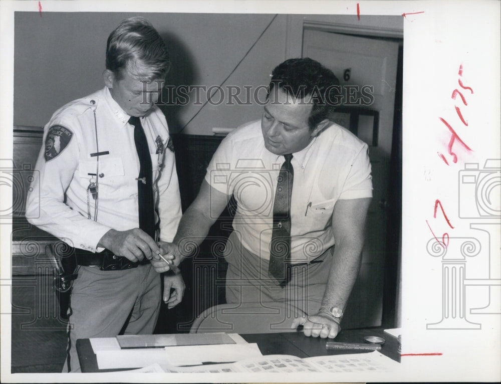 1969 Press Photo Police Sgt Joe Peak Demonstrates How To Dust For Fingerprints - Historic Images