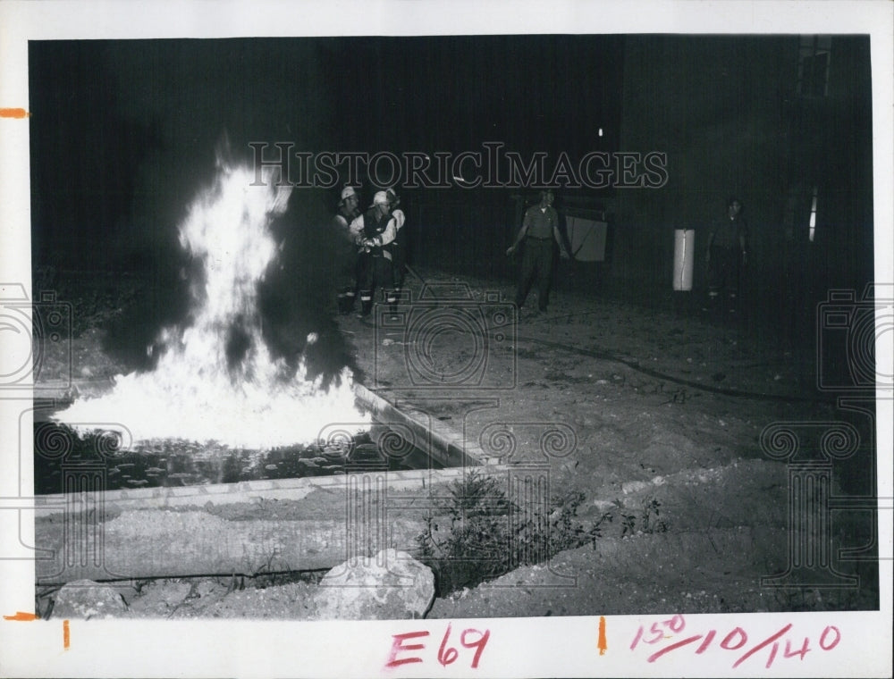 1971 Press Photo New Port Richey Firemen Control Blaze - Historic Images