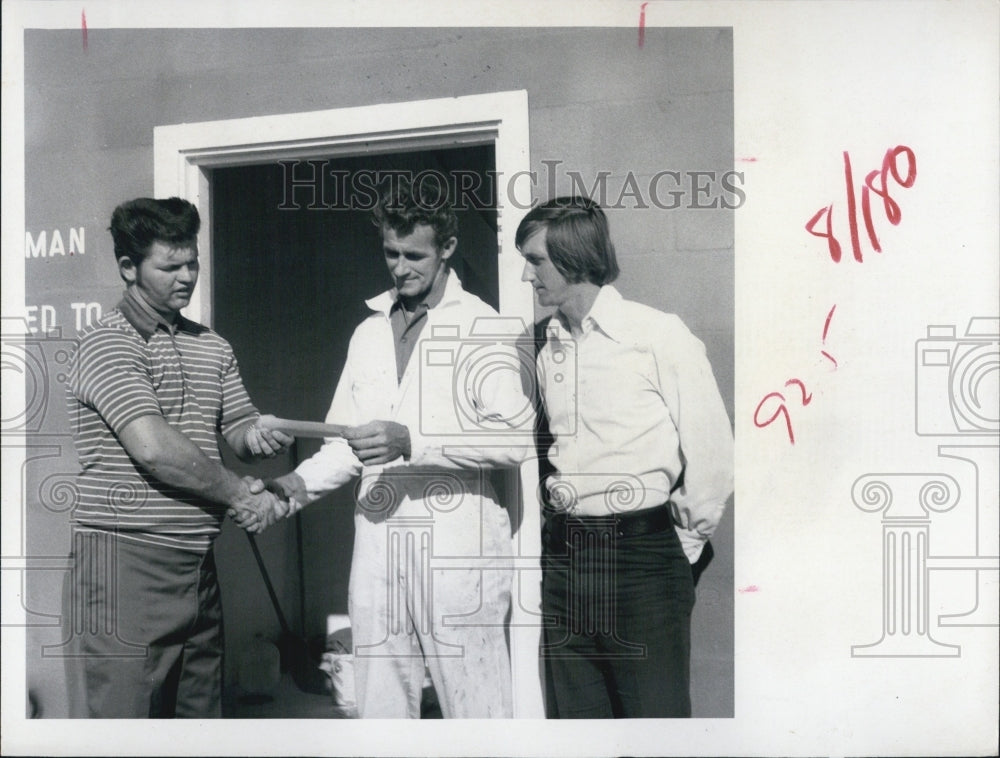 1971 Press Photo Volunteer Fire Departments Red Cross Certificates - Historic Images