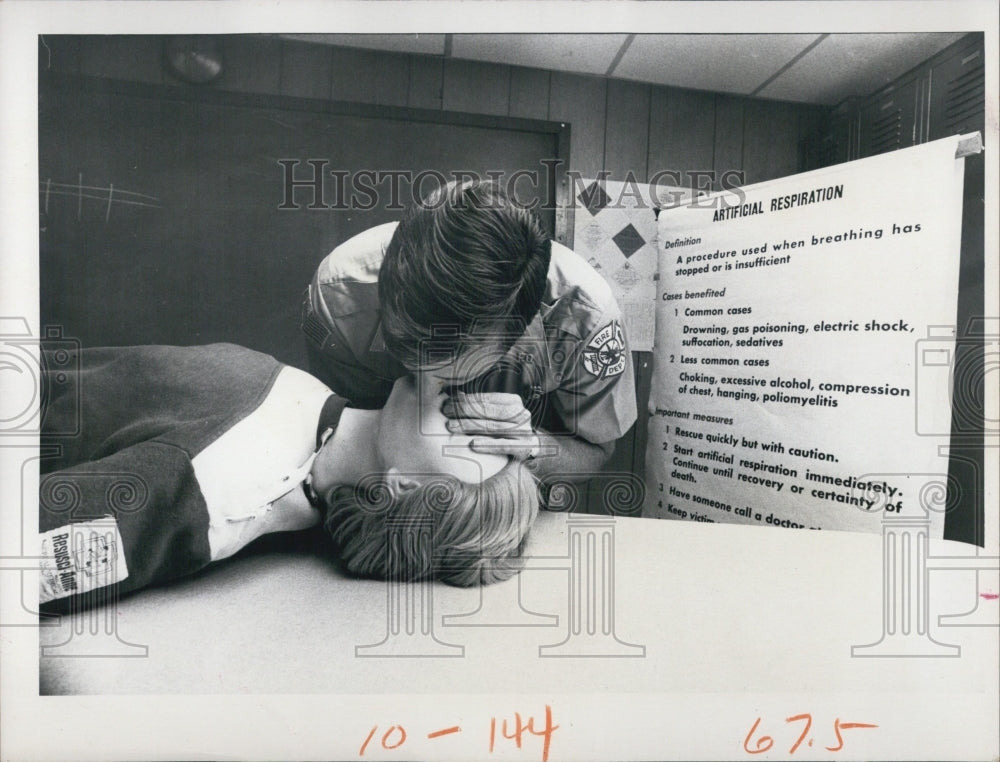 1975 Press Photo Demonstrate the basic life support - RSJ14655 - Historic Images