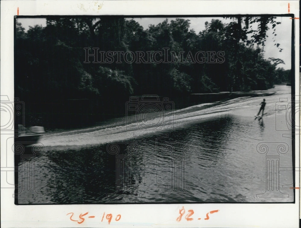 1975 Press Photo Water Skier Skims Withlacoochee River - RSJ14733 - Historic Images