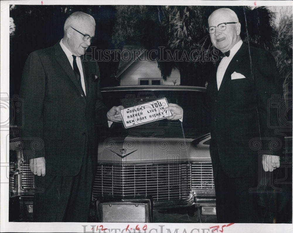 1966 Press Photo Mayor of New Port Richey Buys Plate From Harry Gahagan - Historic Images