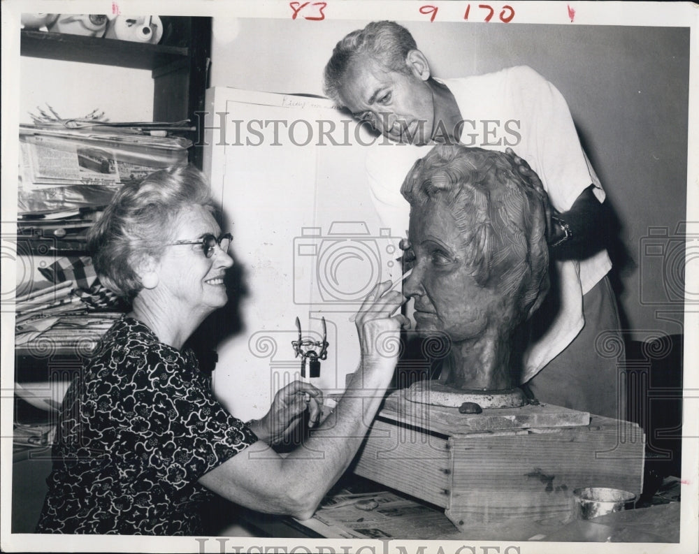 1967 Press Photo Charles Pitt &amp; Mrs Oliver sculpting - RSJ14747 - Historic Images