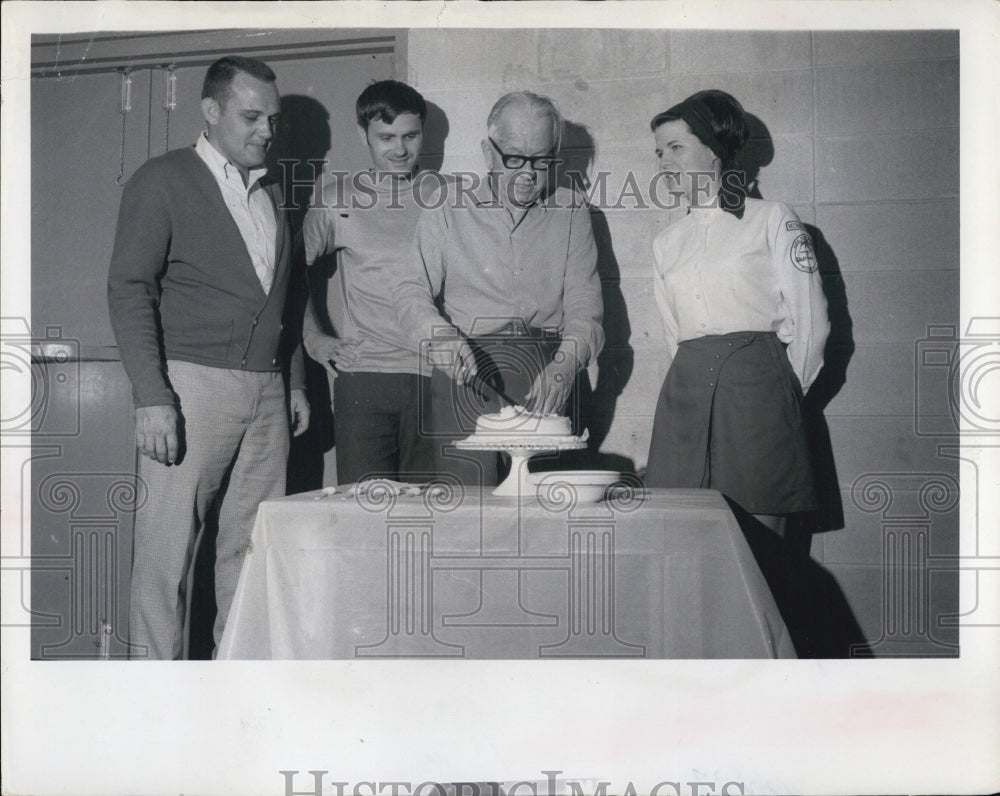 1970 Press Photo Cake cutting - Historic Images