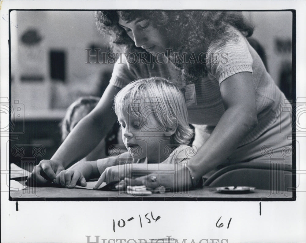 1977 Press Photo Blake McCollon and Lisa Polocastri make Gifts - RSJ14757 - Historic Images