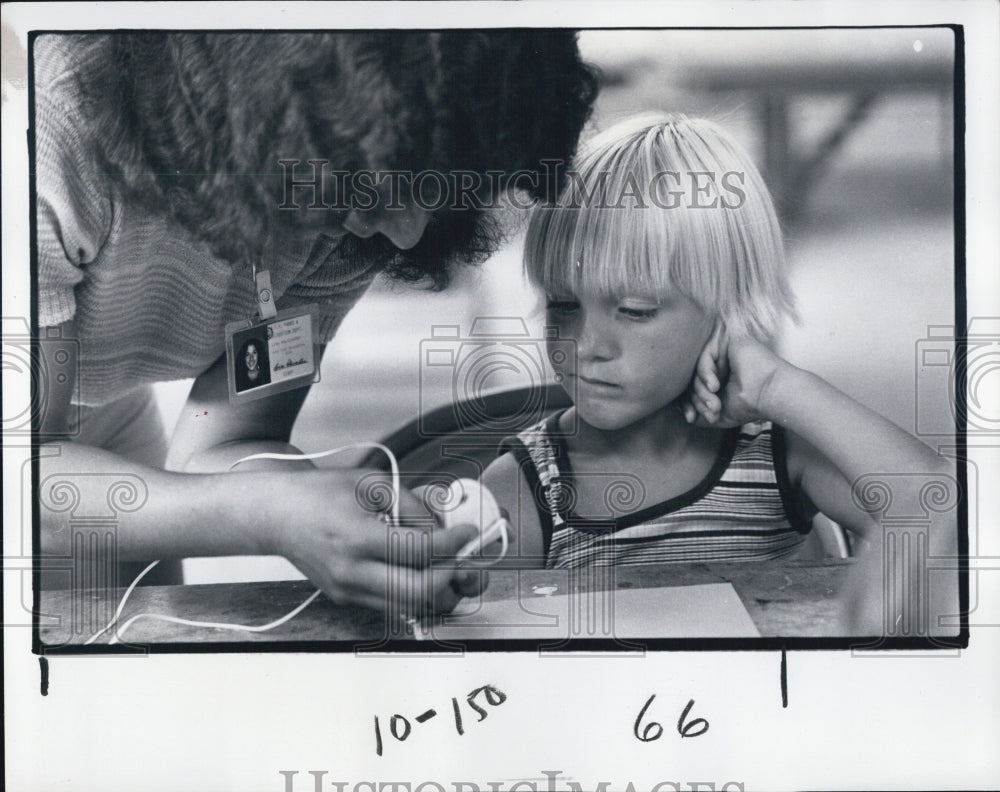 1977 Press Photo Blake McCollon Makes Crafts - Historic Images