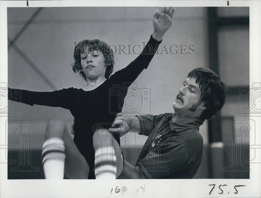 1977 Press Photo Instructor and gild learning gymnastics - RSJ14783 - Historic Images