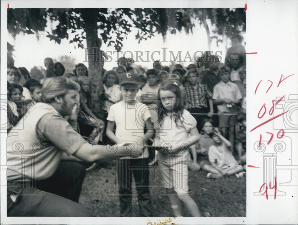 1971 Press Photo Man Hands Children Booklet New Port Richey Recreation - Historic Images