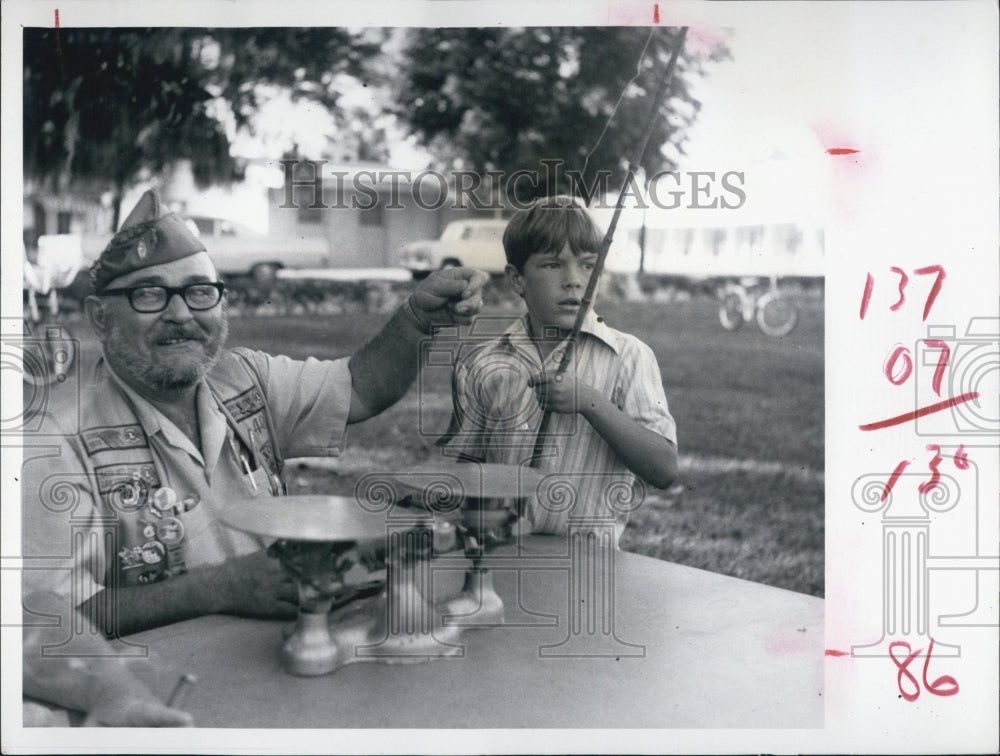 1971 Press Photo Man Weighs Fish For Kid New Port Richey Recreation Department - Historic Images