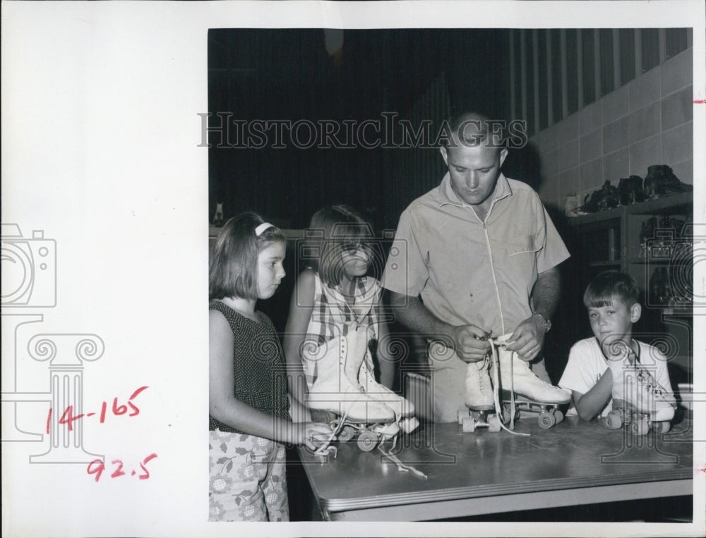 1969 Press Photo Roy Milliron Helps Children at the Skating Rink - RSJ14843 - Historic Images