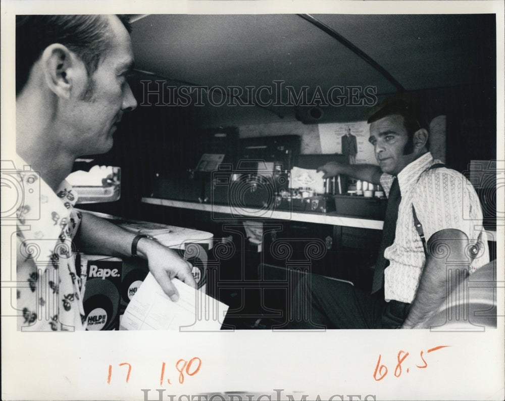 1975 Press Photo Gary Lloyd and David Reeder of the New Port Richey Police - Historic Images