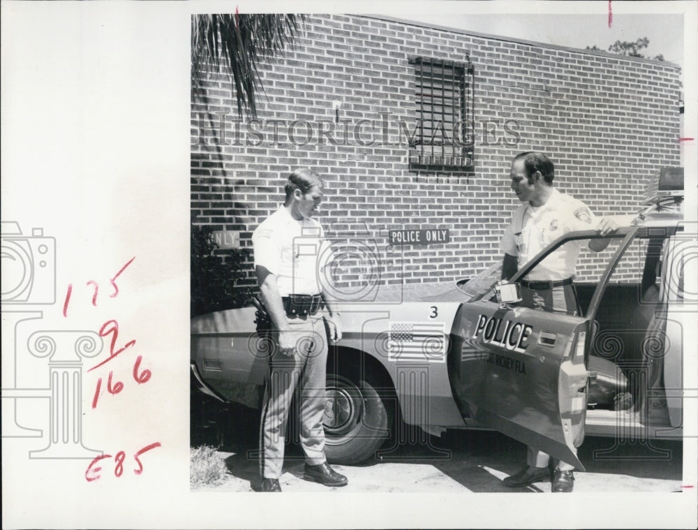 1972 Press Photo Police in New Port Richey - Historic Images