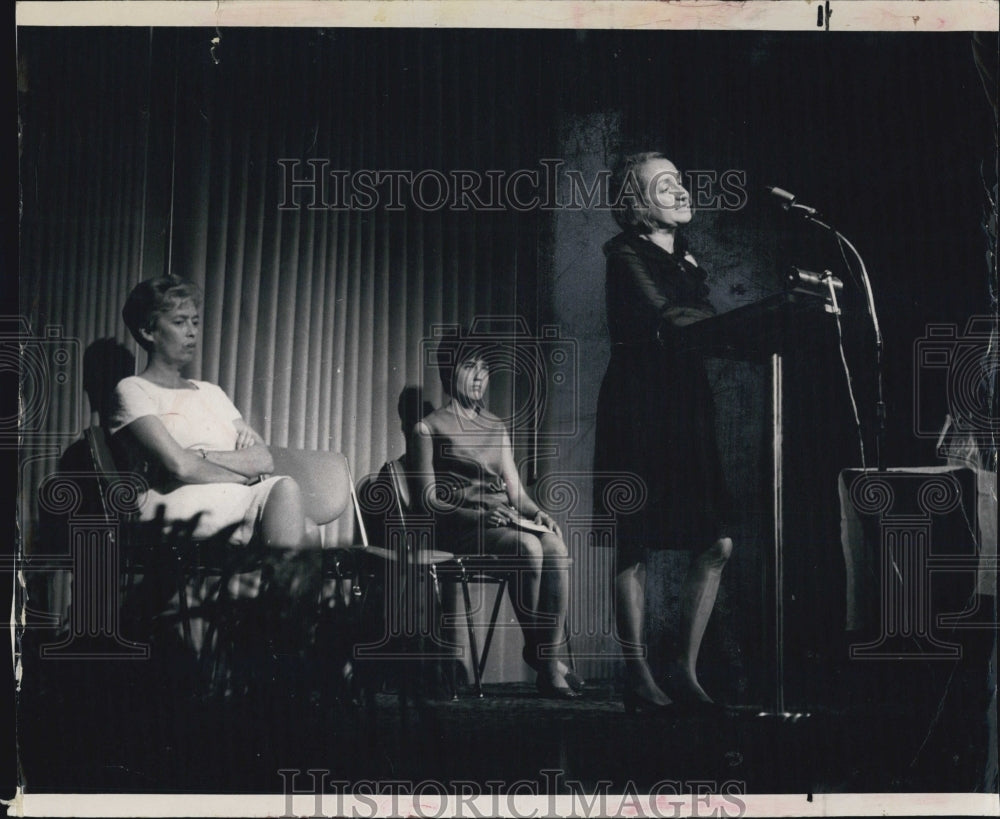 1969 Press Photo Author Betty Friedan speaking in Gainsville - Historic Images