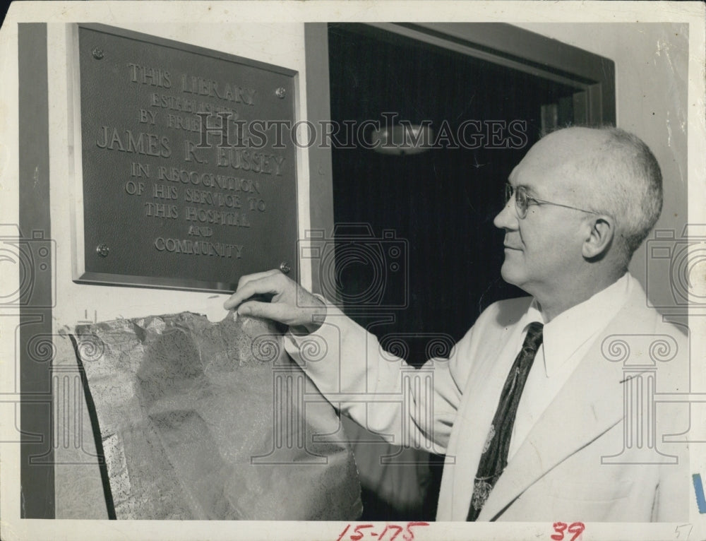 1969 Press Photo Dr. Norval M. Marr, medical library, James R. Bussey - Historic Images