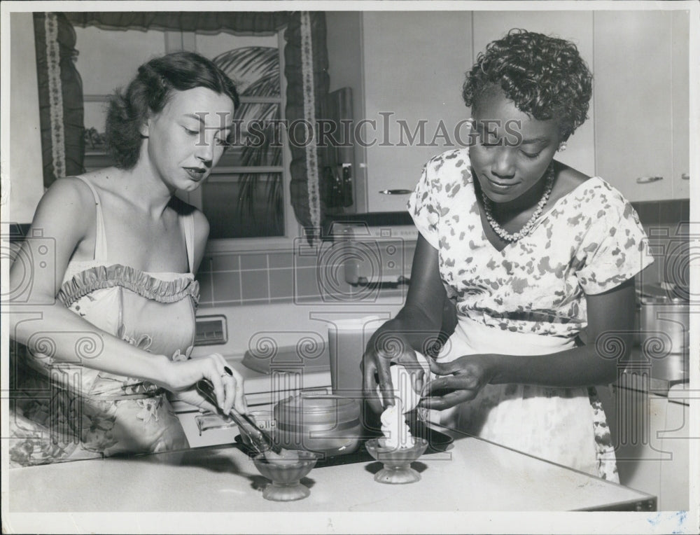 Press Photo Reba Fox and Rosa Lee Ashley. - RSJ15387 - Historic Images