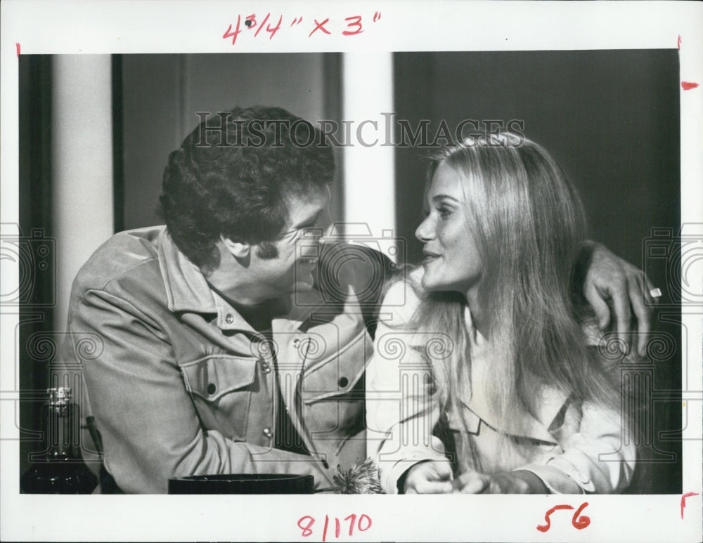 Press Photo Circa 1969-71 Singer Tom Jones Actress Peggy Lipton TV Show - Historic Images