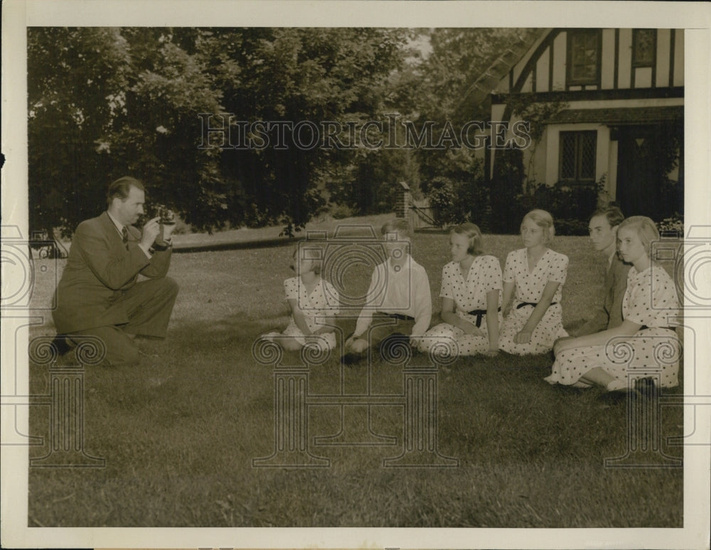 1940 Press Photo Prince Felix taking photographs of the Royal Family - RSJ15571 - Historic Images