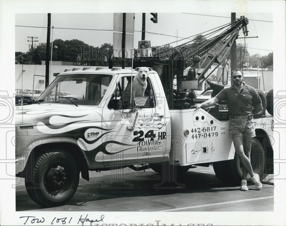 1983 Press Photo Richie leeb with his tow truck and dog Rocky - RSJ15587 - Historic Images