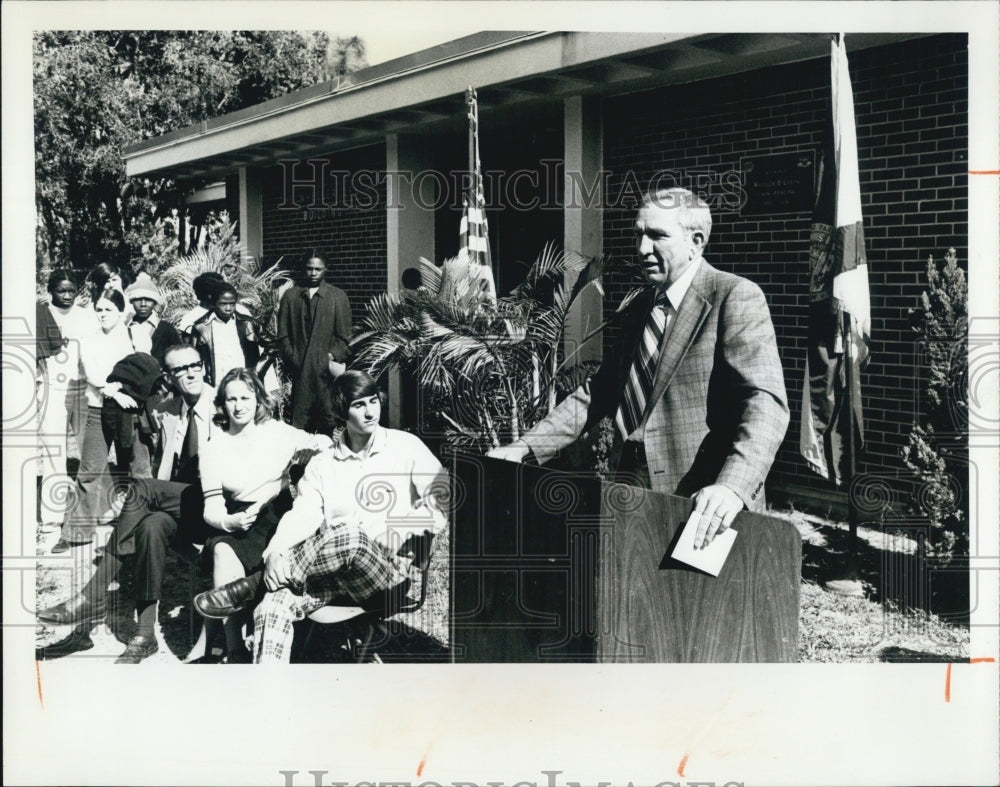 1974 Press Photo Students turn out for the dedication of Wheeler Leeth Building - Historic Images