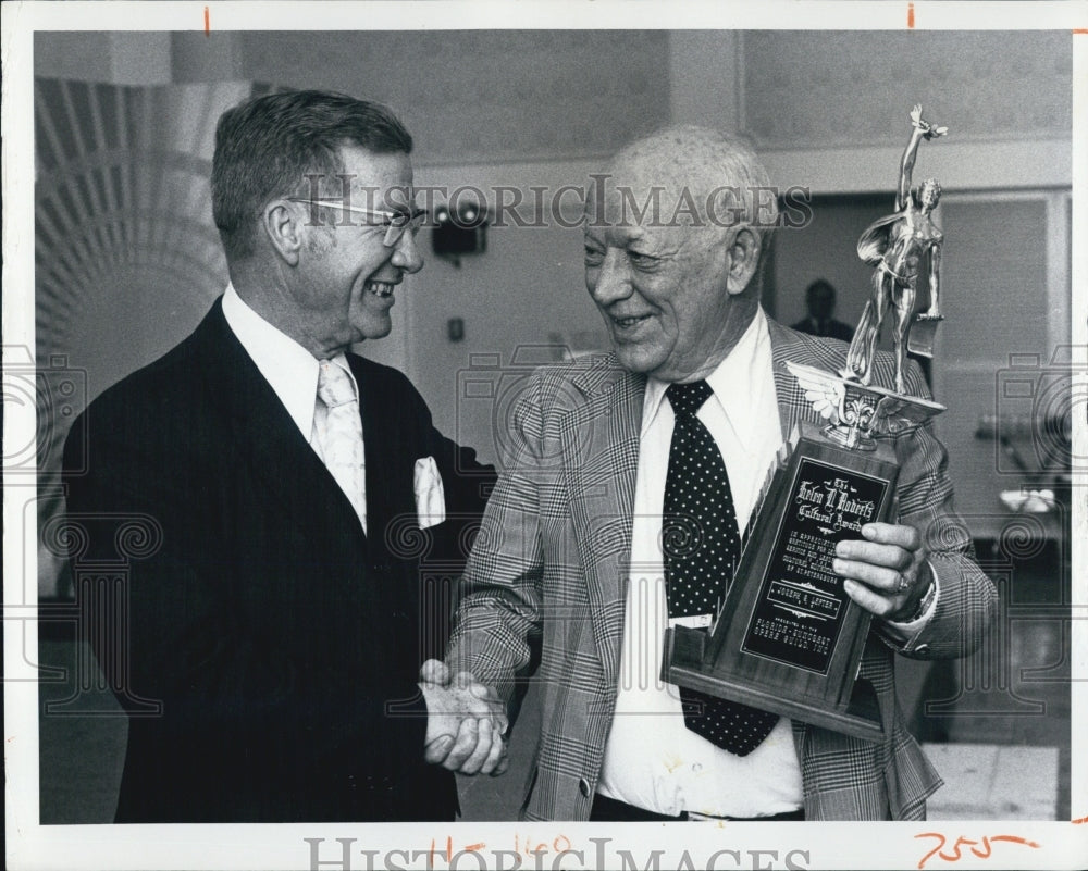 1976 Press Photo Musician Joe Lefter Honored by former Mayor Herman Goldner - Historic Images