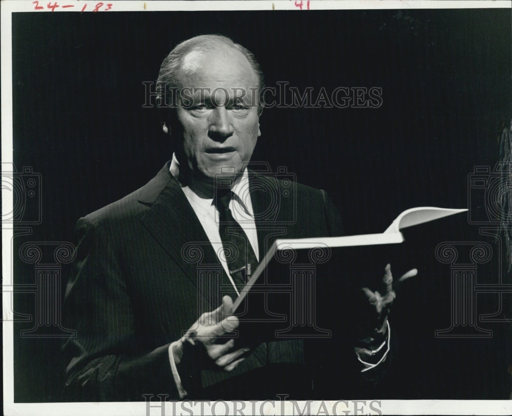 1974 Press Photo Actor E G Marshall reads a Child&#39;s reaction to a drunken Father - Historic Images