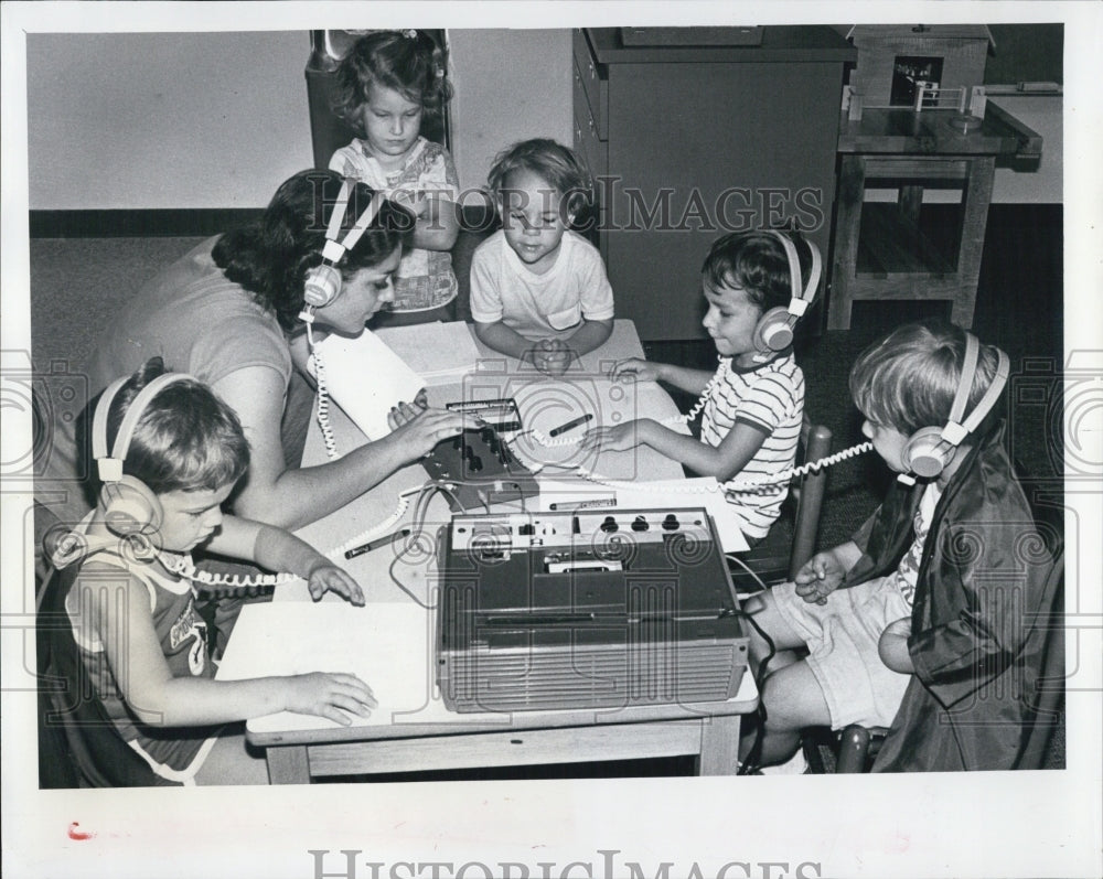 1979 Press Photo Robin Cerone Student Teacher Listens Sounds 3 And 4 Year Olds - Historic Images