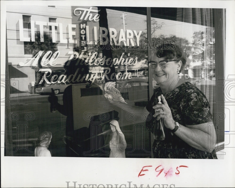 1965 Press Photo Mrs Roy Ammerman Librarian Little Library - RSJ15879 - Historic Images