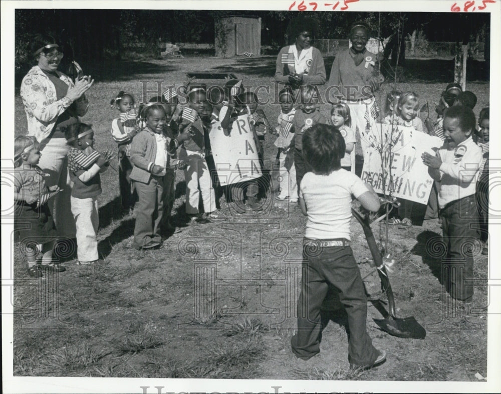 1981 Press Photo Children At The Lincoln Day Care Center Plant Oak Tree - Historic Images