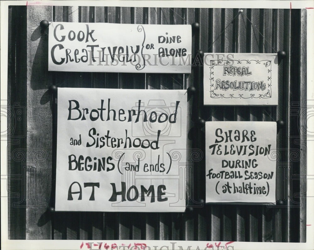 1971 Press Photo Handcrafted New Year Resolution Banners - Historic Images