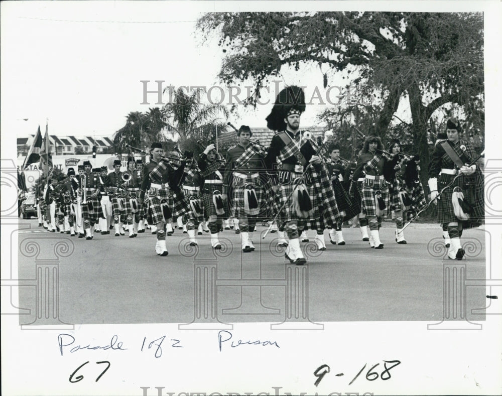 1980 Press Photo Clad In Kilts Playing Bagpipes During Parade In Dunedin - Historic Images