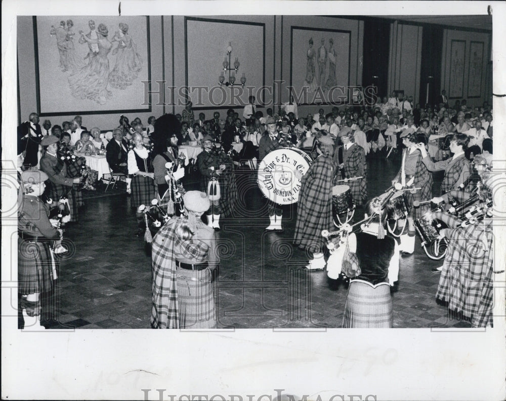 1976 Press Photo The City Pipe And Drum Corps Salute Scottish Heritage - Historic Images