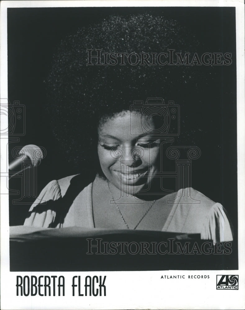 Press Photo Singer Roberta Flack Performing With Piano - RSJ16013 - Historic Images