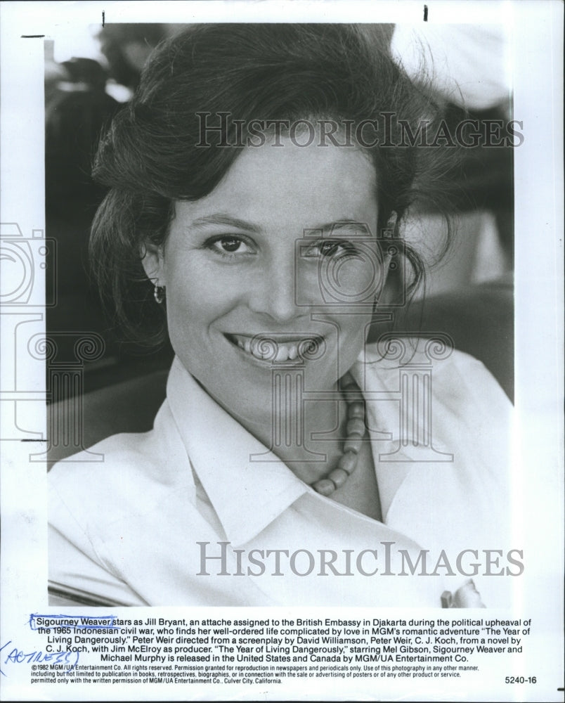 1984 Press Photo Sigourney Weaver in &quot;The Year of Living Dangerously&quot; - Historic Images