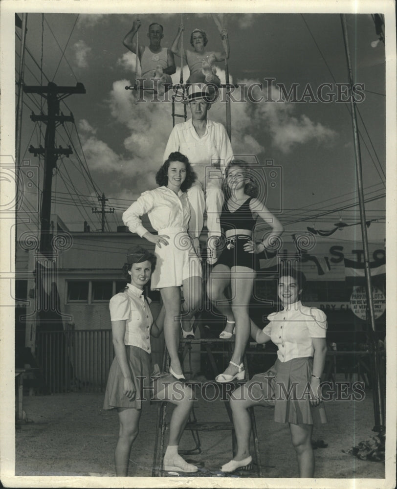 Press Photo Model LE Ove Webb With Other Models In Pyramid - RSJ16117 - Historic Images