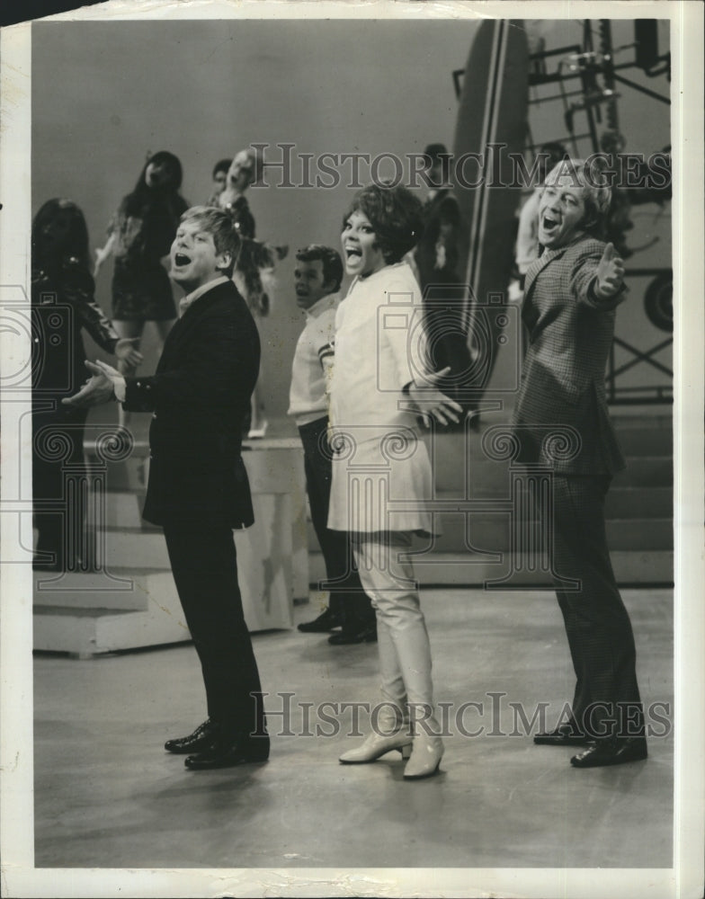 1968 Press Photo Singer Leslie Uggams Robert Morse Noel Harrison TV Show - Historic Images